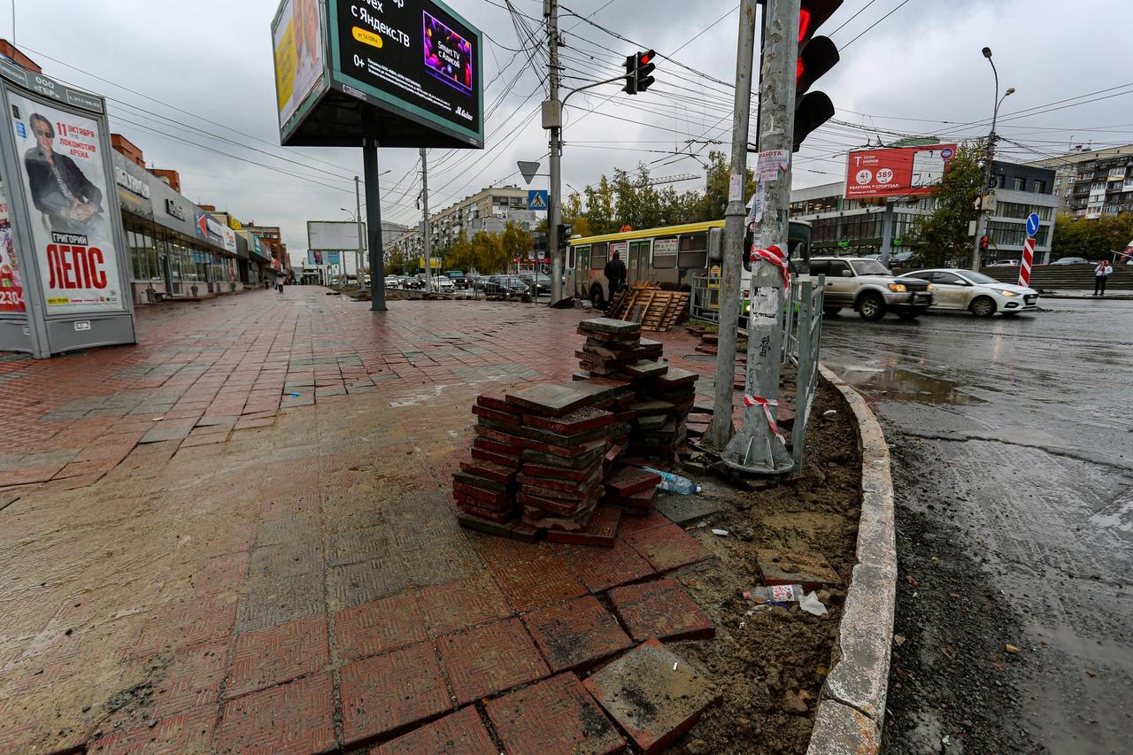 Фото «Заколебали эти пробки 24/7»: водители и пешеходы проклинают перекопанные из-за ремонта улицы Новосибирска 4